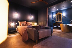 Deluxe Studio Suite | Blackout curtains, iron/ironing board, free WiFi