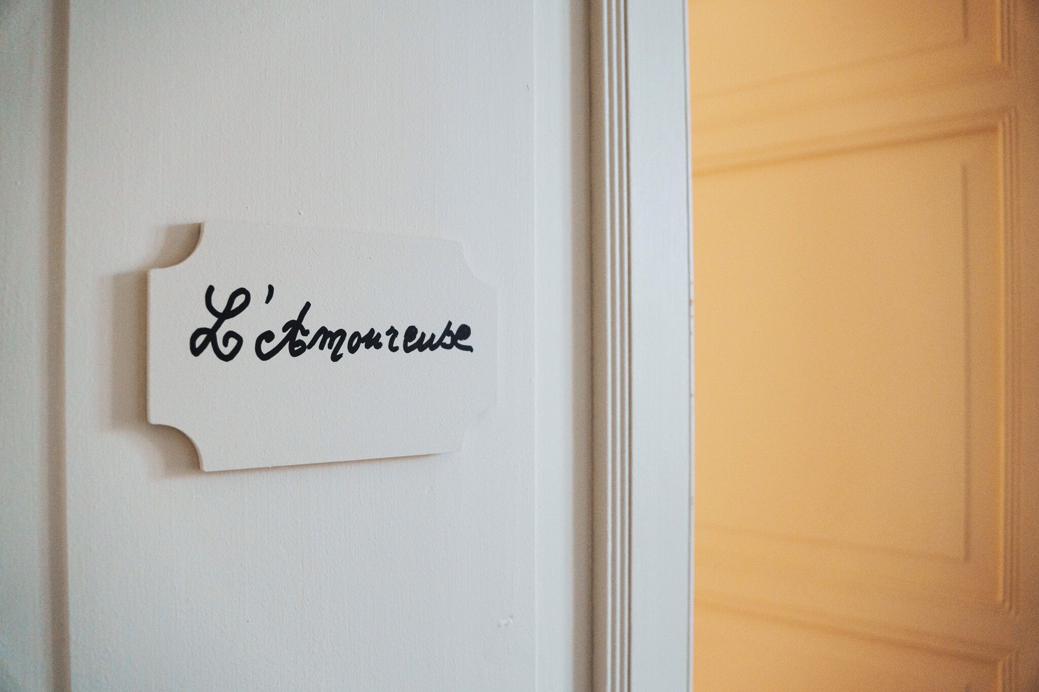 Una puerta blanca con un letrero escrito a mano que dice 