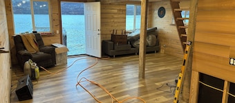 Charming 2-bedroom cabin in Larsen Bay with WiFi