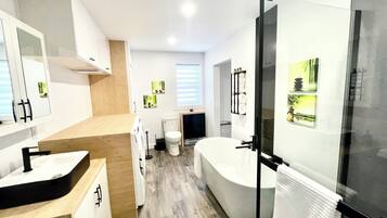 Een haardroger, handdoeken, zeep, shampoo