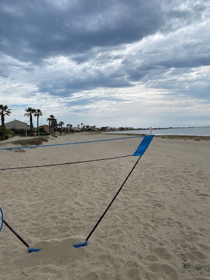 Sur la plage, chaise longue
