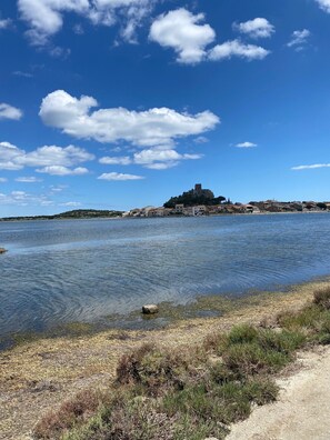 På stranden og solsenger