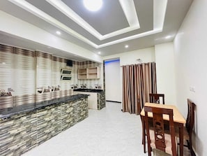 Full-size fridge, oven, stovetop, blender