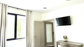 1 camera, una scrivania, ferro/asse da stiro, culla da viaggio