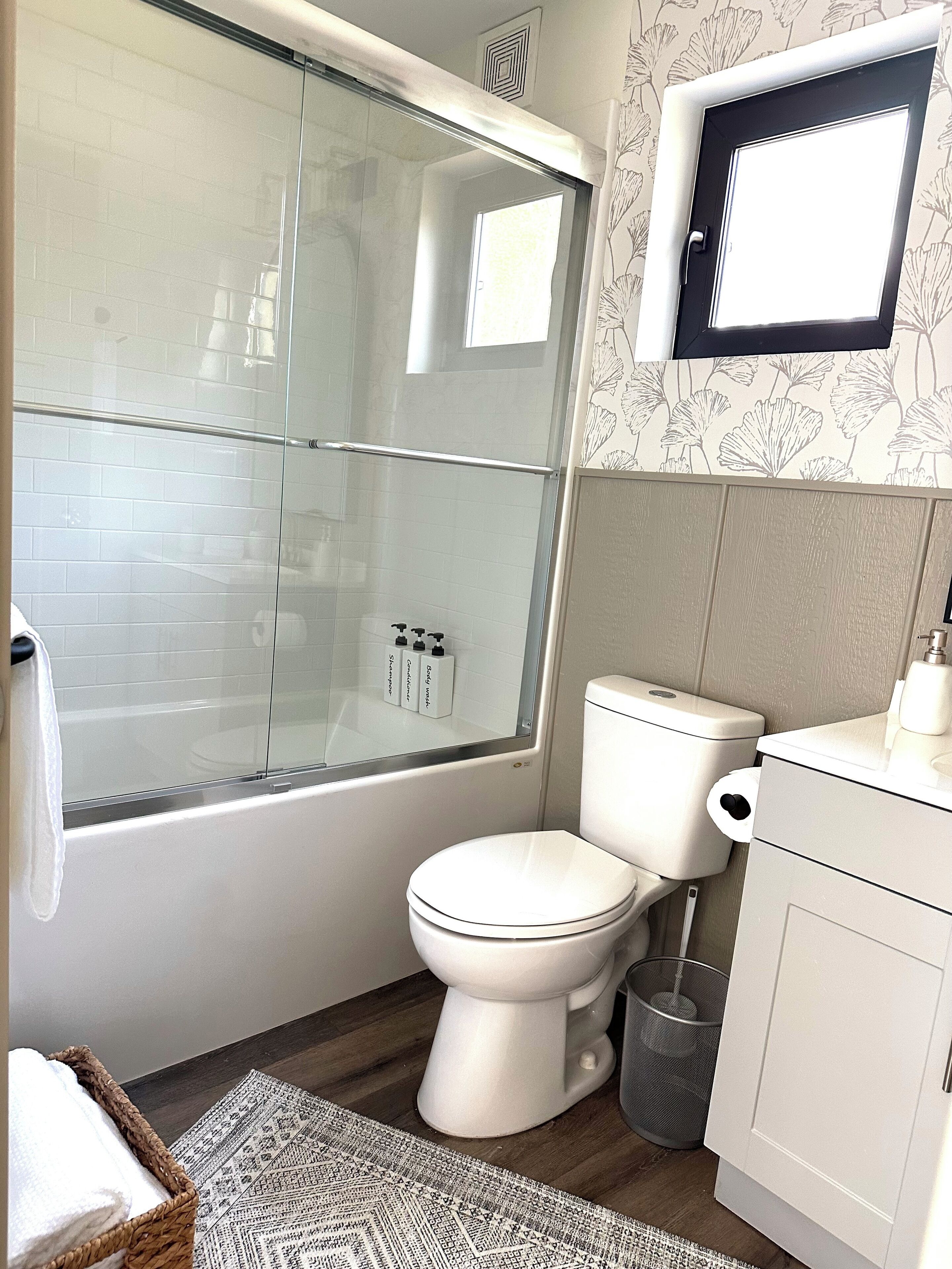 Asciugacapelli, asciugamani, sapone, shampoo