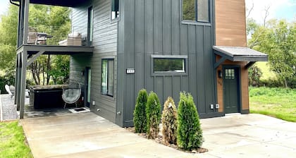 2024 built Asheville retreat, fireplace,fire pit