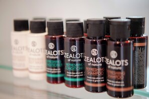 Ducha, secador de pelo, toallas y jabón