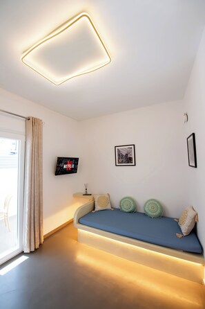 2 bedrooms, iron/ironing board, WiFi