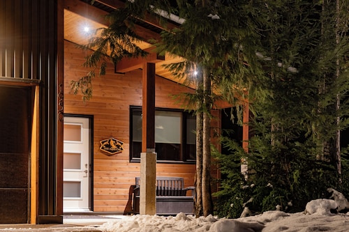 Aspen Adventure House - Luxury Suite - 2 minutes from Revelstoke Mountain Resort