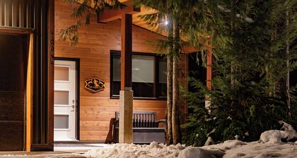 Aspen Adventure House - Luxury Suite - 2 minutes from Revelstoke Mountain Resort