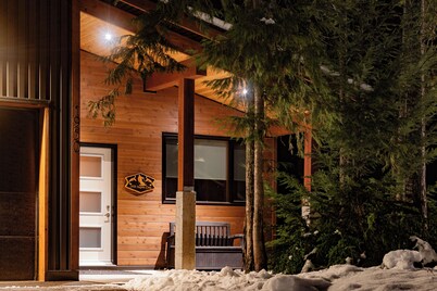 Aspen Adventure House - Luxury Suite - 2 minutes from Revelstoke Mountain Resort