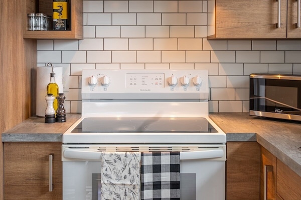 Een koelkast, een magnetron, een oven, een kookplaat