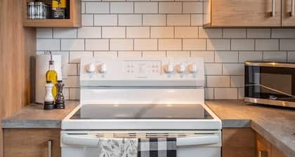 Aspen Adventure House - Luxury Suite - 2 minutes from Revelstoke Mountain Resort