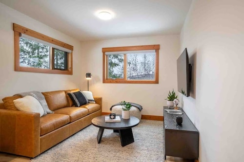Aspen Adventure House - Luxury Suite - 2 minutes from Revelstoke Mountain Resort