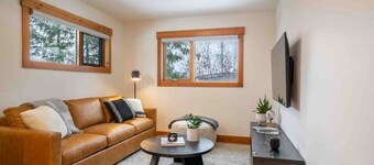 Aspen Adventure House - Luxury Suite - 2 minutes from Revelstoke Mountain Resort