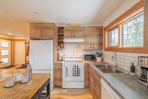 Een koelkast, een microgolfoven, een oven, een kookplaat