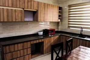 Microwave, dishwasher - Modern Comfort, Prime Location. (Kumasi)