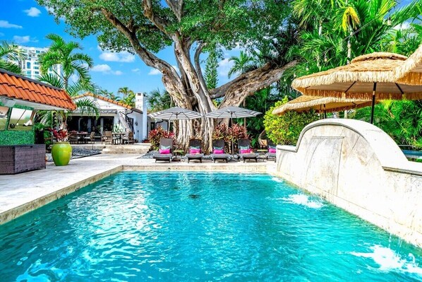 Una piscina al aire libre