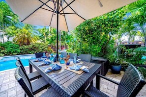 Outdoor dining - 5 Bedroom Luxury Home, Minutes to Las Olas, Shops & Beach (Fort Lauderdale)