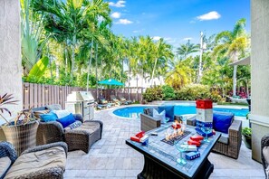 Outdoor dining - 5 Bedroom Luxury Home, Minutes to Las Olas, Shops & Beach (Fort Lauderdale)