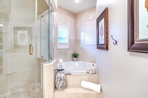 Casa, varias camas, acceso a la alberca, vista a la alberca (Victoria Park) | Baño | Amenidades de baño de diseñador 