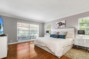 Talo, useita sänkyjä, poreamme, näköala puutarhaan (East Lake ) | 4 makuuhuonetta, yksilöllisesti sisustettu, yksilöllisesti kalustettu