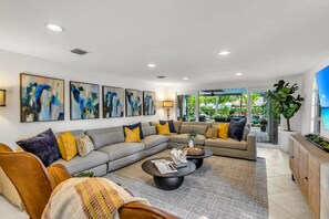 Hus, flere senger, adgang til basseng, bassengutsikt (17th Way) | Oppholdsområde | En 42-tommers Flatskjerm-TV med digitale kanaler