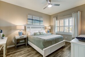 3 bedrooms, iron/ironing board, WiFi, bed sheets - Walk to Beach. Pool, Hot Tub, Balcony, NEWER Furniture (Fernandina Beach)