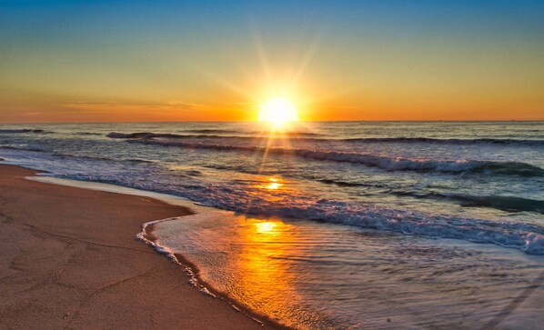 Beach - Walk to Beach. Pool, Hot Tub, Balcony, NEWER Furniture (Fernandina Beach)