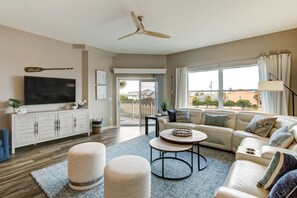 Living area - Walk to Beach. Pool, Hot Tub, Balcony, NEWER Furniture (Fernandina Beach)