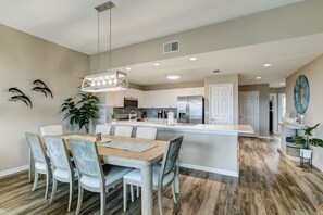 Dining - Walk to Beach. Pool, Hot Tub, Balcony, NEWER Furniture (Fernandina Beach)