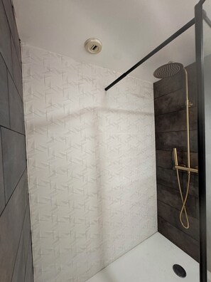 Een douche, een haardroger, handdoeken, zeep