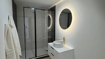 Douche, sèche-cheveux, serviettes fournies, savon