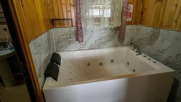 Ducha, secador de pelo, pantuflas, toallas