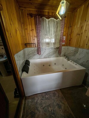 Wooden Jacuzzi Room | Badezimmer