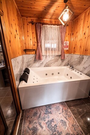 Wooden Jacuzzi Room | ห้องน้ำ | ฝักบัว, ไดร์เป่าผม, รองเท้าสวมภายในห้อง, ผ้าเช็ดตัว