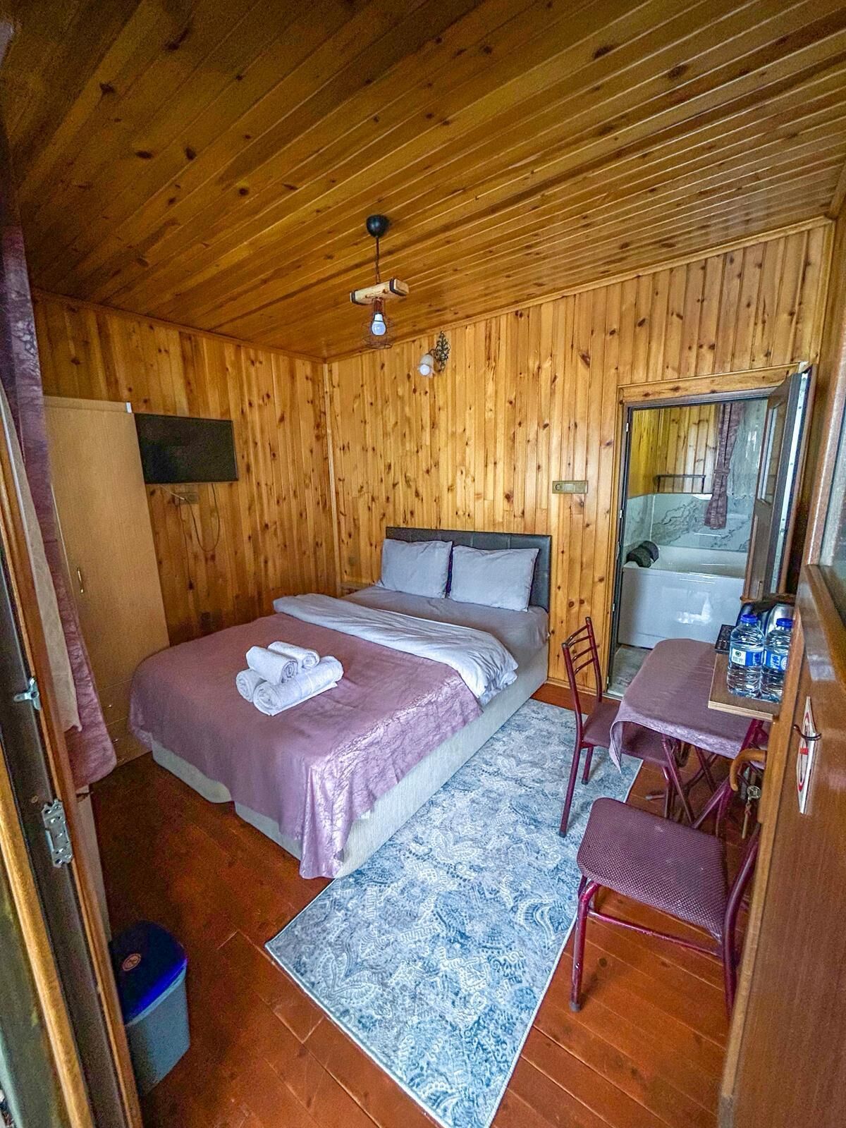 Escritorio, espacio para trabajar con laptop y wifi gratis 