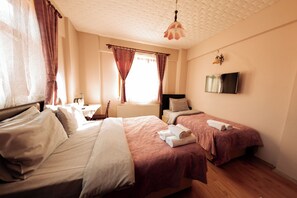 Family Triple Room | Desk, laptop workspace, free WiFi