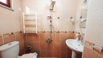 Buồng tắm vòi sen, máy sấy tóc, dép đi trong nhà, khăn tắm