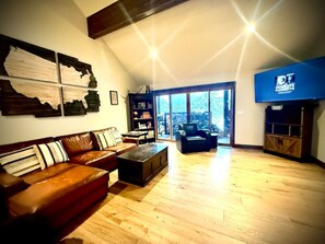 Fernseher, Kamin, Stereoanlage