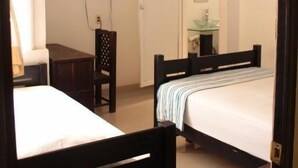 A bedroom with two beds, a desk, a TV, and a bathroom visible through an open door. - HOTEL CALLE 8 (Tuxtla Gutierrez)