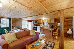 Fernseher, Kamin, Bücher