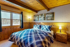 3 bedrooms, iron/ironing board, internet, bed sheets - Cozy wooded home w/ access to snowmobile trail, near town, lakes, & bike trails (Manitowish Waters)