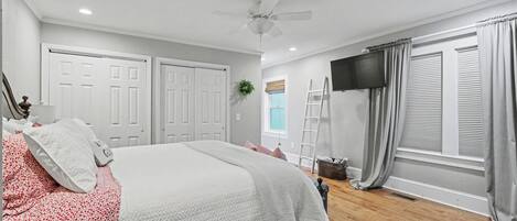 4 habitaciones, escritorio y tabla de planchar con plancha