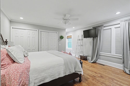 Near Murphy River Walk: Historic Downtown Home!