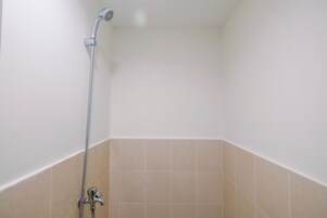 Ducha, artículos de tocador gratuitos, toallas, jabón