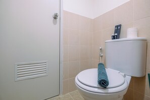 Standard Apartment, 1 Bedroom (Apartment) | Bathroom | Shower, free toiletries, towels, soap