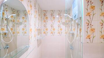 Standard Apartment, 1 Bedroom (Apartment) | Bathroom | Shower, free toiletries, towels