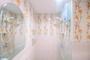 Leilighet – standard, 1 soverom (Apartment) | Bad | Dusj, toalettartikler (inkludert) og håndklær