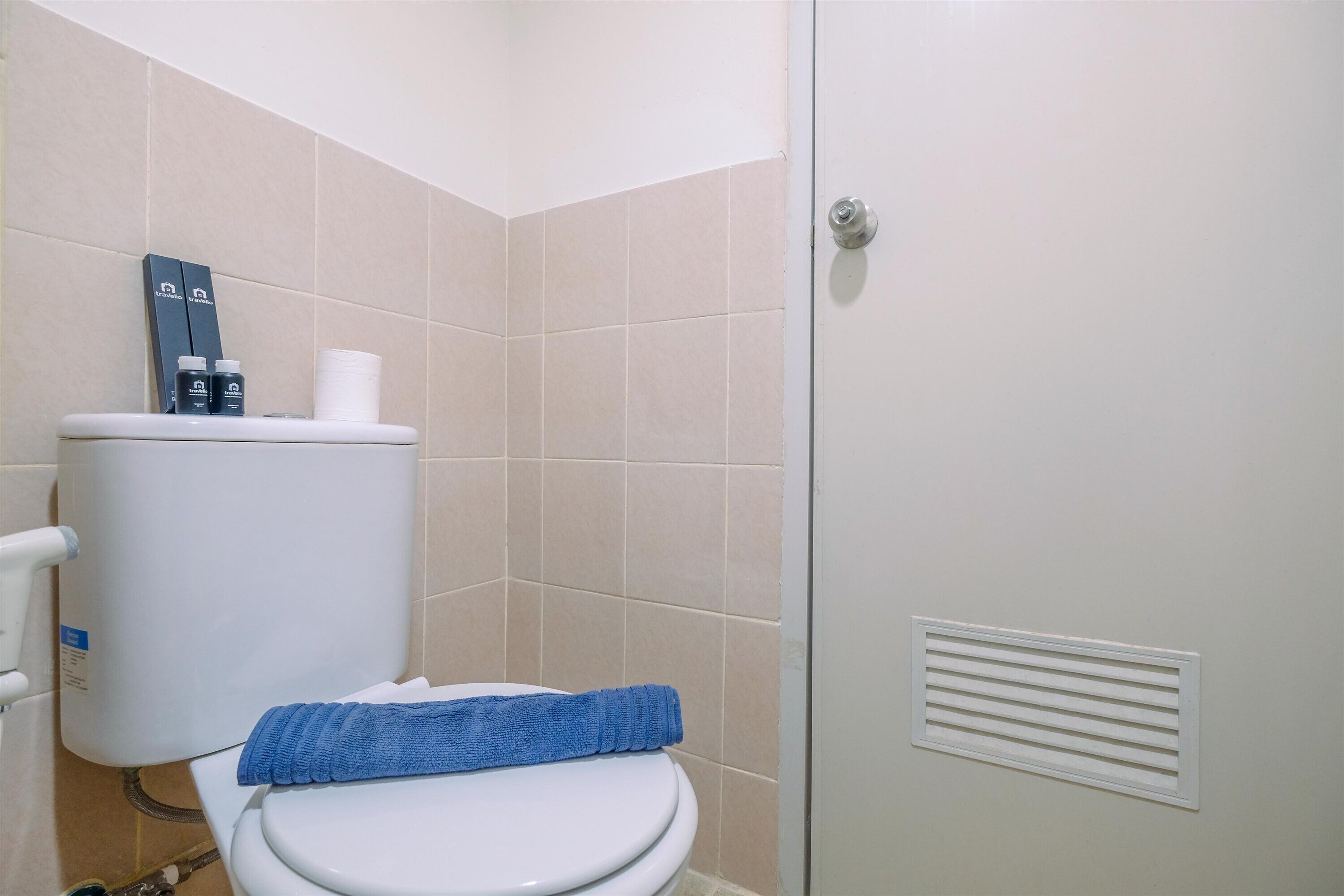 Ducha, artículos de tocador gratuitos, toallas